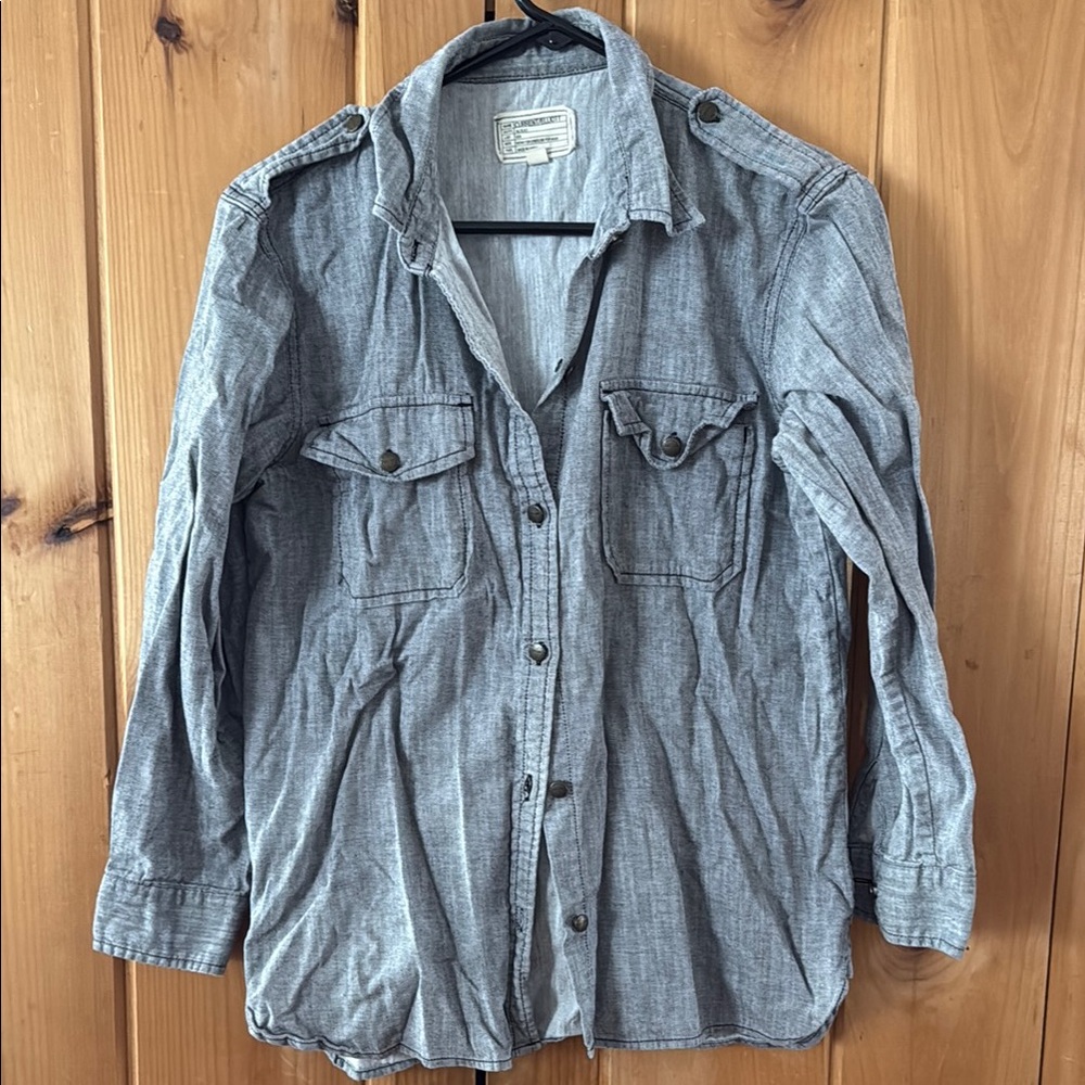 NWOT Women’s Gray/Black Chambray Button-Up shirt